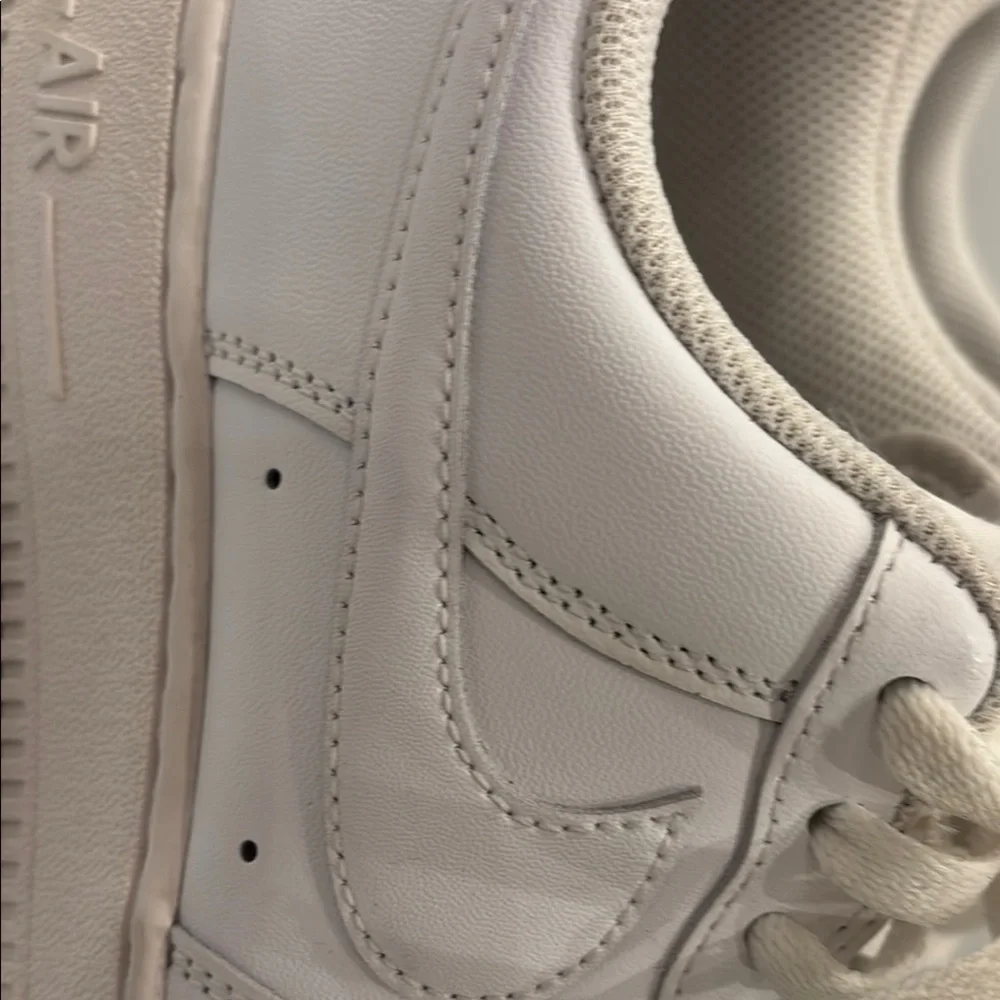 Nike Air Force 1 Women’s Triple White Sneakers 8.5 MINT CONDITION - Picture 7 of 9
